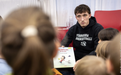 „Das allerwichtigste ist Spaß zu haben!“ – Kaya Bayram Tigers Tübingen. Vorleseaktion mit dem LESE-HAUS am Bundesweiten Vorlesetag 2025